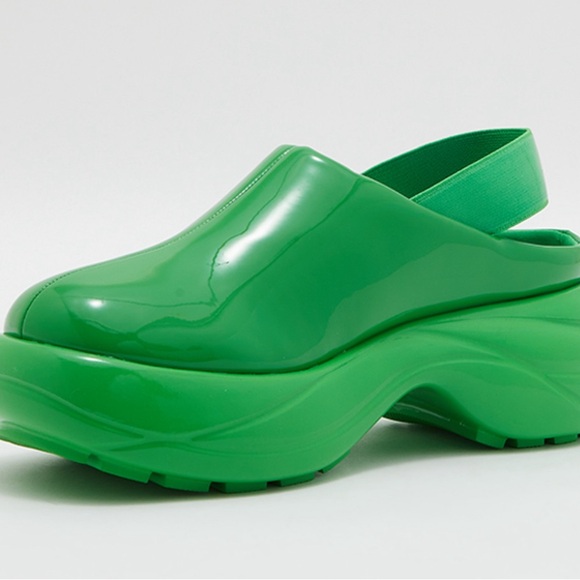 Charles & Keith Roony Patent Back-Strap Heeled Sandals in green. - Picture 3 of 9